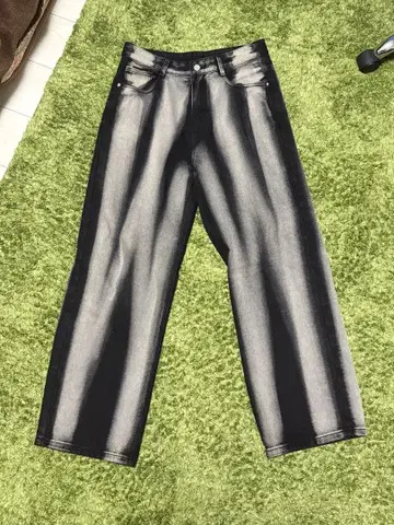 스트라이프 디자인 블랙 와이드 팬츠