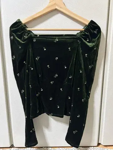 LILY BROWN 카키 오프숄더 벨로아 상의