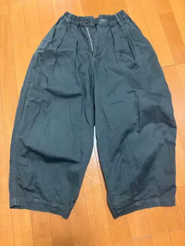 HARVESTY 그레이 와이드 팬츠