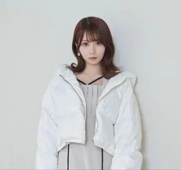 화이트 후드 부착 숏 다운 자켓