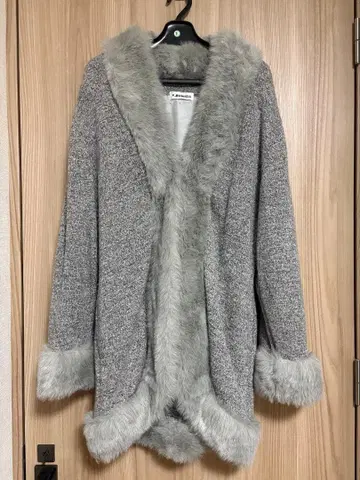 퍼가 달린 그레이 롱 코트