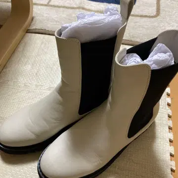 사이드 고어 부츠 화이트 x 블랙