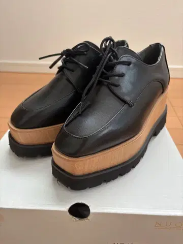 블랙 가죽 통굽 레이스업 슈즈