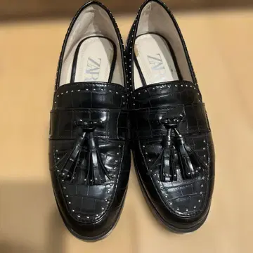 ZARA 악어 엠보싱 태슬 로퍼 스터드 36