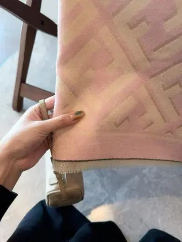 기하학 패턴 핑크 숄.