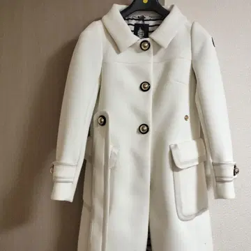 화이트 버튼 롱 코트