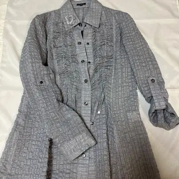 그레이 프릴 달린 긴팔 셔츠