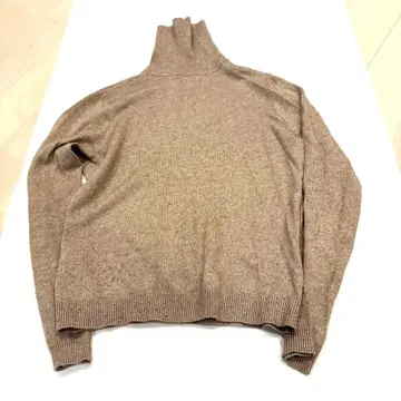 베이지 터틀넥 니트