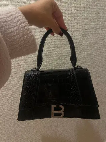크로커다일풍 핸드백 B 로고 포함