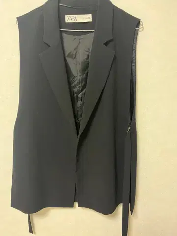 ZARA 블랙 슬리브리스 자켓