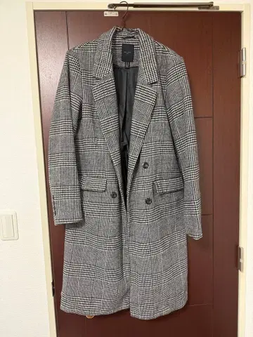 그레이 계열 체크 무늬 더블 브레스트 코트