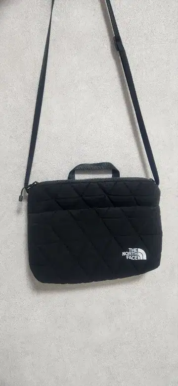 THE NORTH FACE 퀼팅 숄더백 블랙