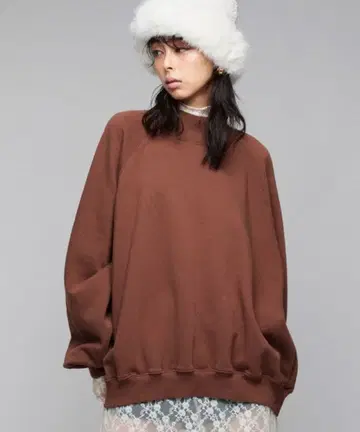 Narcissus 하이넥 맨투맨 브라운