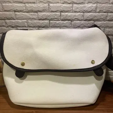 브래디 숄더백 화이트