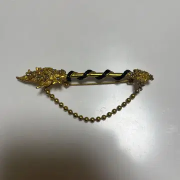 UNGARO 골드 컬러 브로치