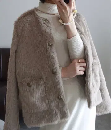 JUNOAH 금장 버튼 인조 모피 노카라 자켓