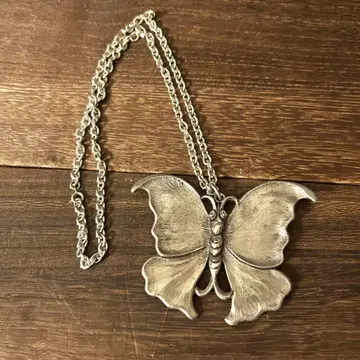 커다란 나비 목걸이