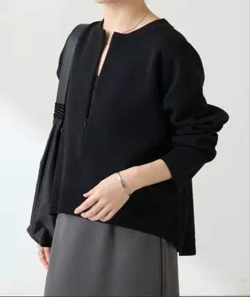 콜라주 개럴개런트 맨투맨 라이크 라운드 헴 니트