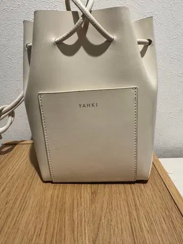 YAHKI 화이트 가죽 버킷형 숄더백