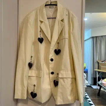 아이보리 테일러드 자켓 하트 장식 포함