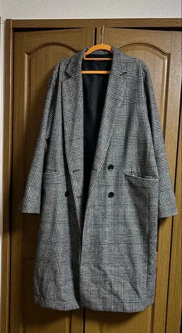 그레이 계열 체크 무늬 체스터 코트