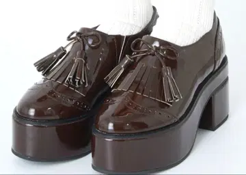 앙크루즈 퀼트 태슬 로퍼 브라운 통굽