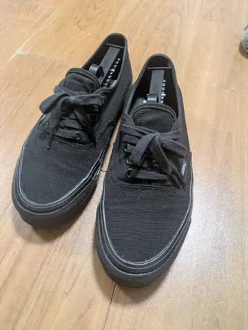 VANS 블랙 오센틱 스니커즈