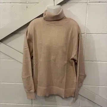 밀포아 베이지 터틀넥 스웨터 긴팔