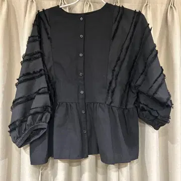 택 포함 미사용 새상품 스튜디오 클립 프릴 디자인 블랙 상의