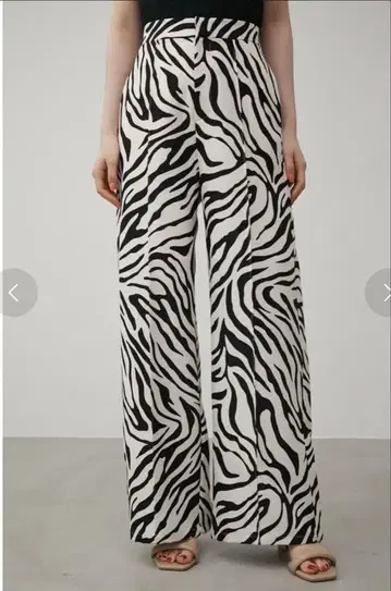 M 사이즈 아줄바이마우지 제브라 패턴 스트레이트 팬츠
