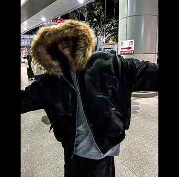 후드 퍼가 달린 MA-1 자켓 블랙