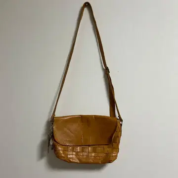 브라운 가죽 숄더백 뜨개질 디자인