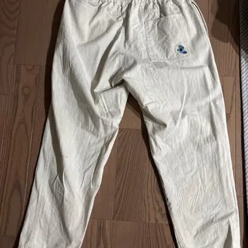 화이트 이지 팬츠 포켓 자수 포함