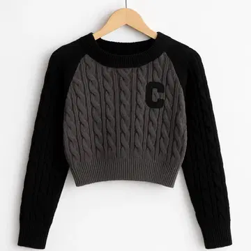 C 자수 그레이 블랙 케이블 니트 스웨터