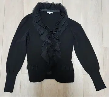 TO BE CHIC 프릴 블랙 가디건 사이즈 I