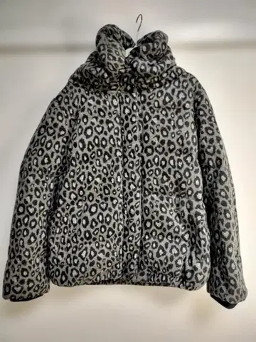 레오파드 무늬 후드 부착 다운 자켓