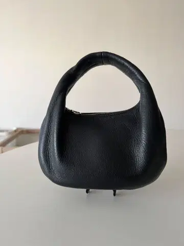 Aeta 아에타 ROUND ONE SHOULDER