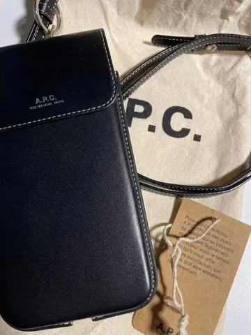A.P.C. 블랙 가죽 숄더백 스마트폰