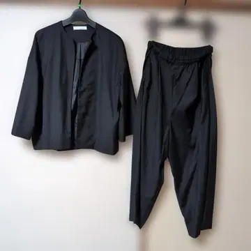 블랙 자켓과 팬츠 셋업