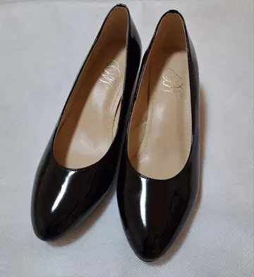 새상품 블랙 에나멜 펌프스 비어즐리