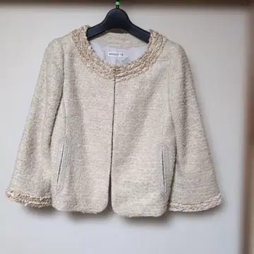 베이지 노카라 자켓 프릴 포함