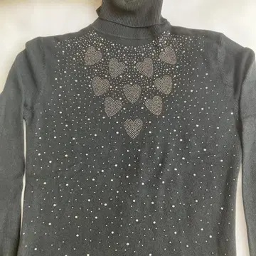 하트 비쥬 장식 그레이 터틀넥 니트