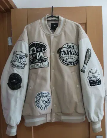 [ 새상품급 ] H&M 바시티 자켓 베이지/화이트 안감 퀼팅