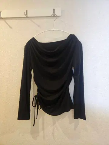 [ 새상품급 ] 라운드 드레이프 넥 플라이 티셔츠 FRAY I.D