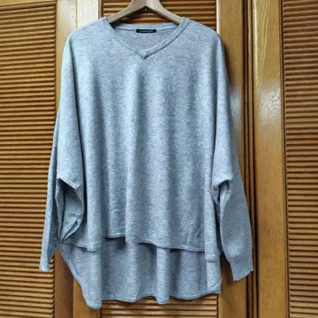 미즈이로 인드 라이트 그레이 V넥 돌먼 니트 얇은 소재