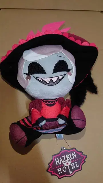 라운드원 한정판 해즈빈 호텔에 오신 것을 환영합니다 앉은 봉제 인형 로지