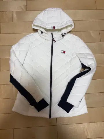 지금만 가격 인하 TOMMY HILFIGER 화이트 다운 자켓