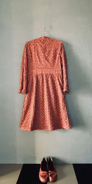 깃털 핑크 특이 원단 버튼 코트