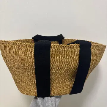 베이지 스트로우 토트백 블랙 스트랩