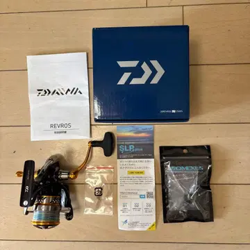 다이와 20 레브로스 LT2500S 고메쿠사스 릴 스탠드 포함